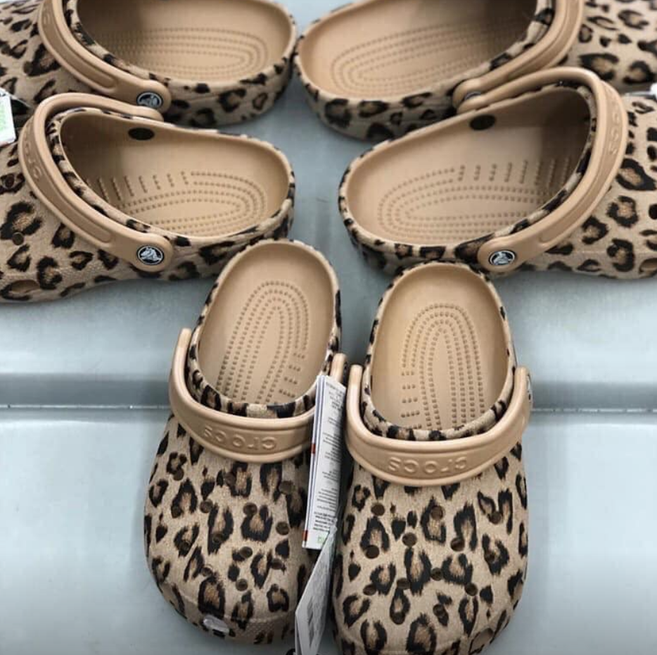 Illustratie bij: Crocs met luipaardprint aan je voeten: ze zijn erg (ge)wild