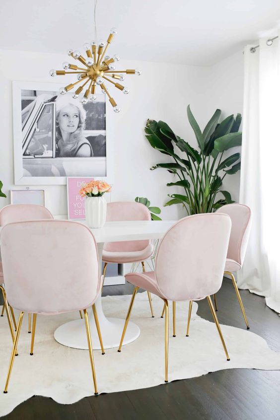 Illustratie bij: Maak je huis knus: bij Lidl koop je nu hippe roze velvet stoelen en krukjes