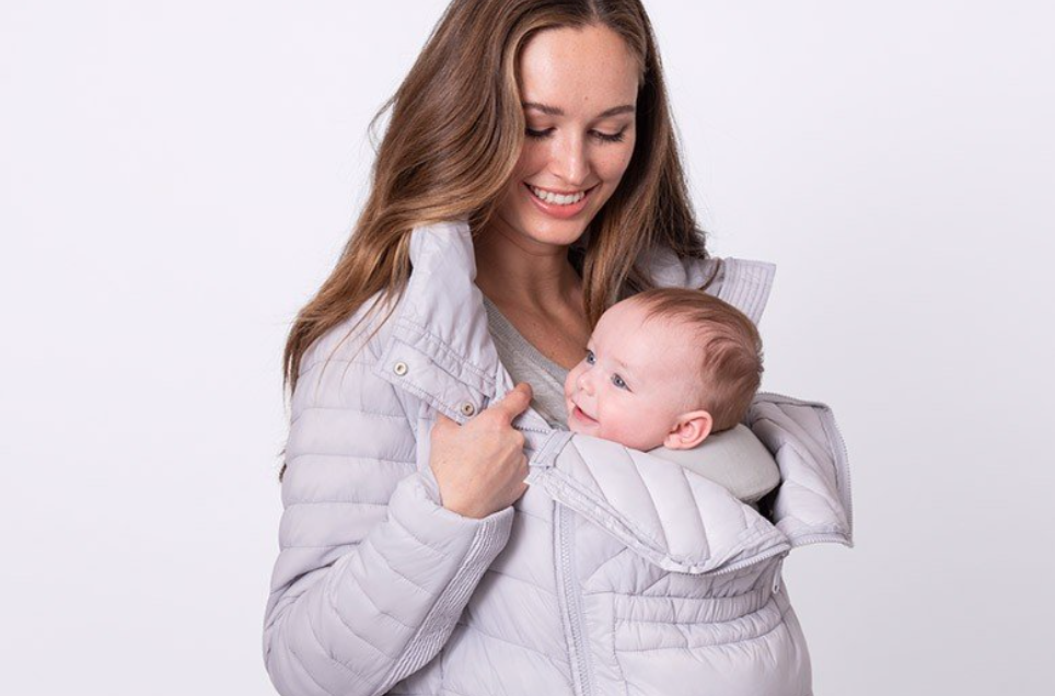 Illustratie bij: Praktisch: een jas voor jou, je baby én een draagzak voor je baby tegelijk