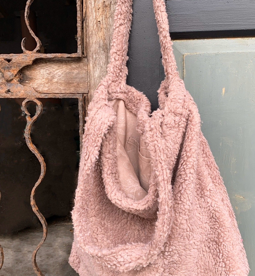 Illustratie bij: WINNEN! De fijnste alles-kan-erin-tas: win deze oud-roze mom bag t.w.v. € 29,95