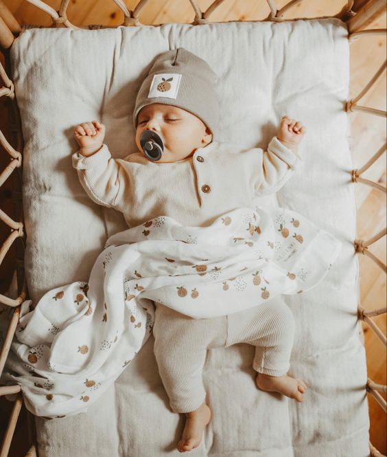 Illustratie bij: Dit is hoeveel uur je baby, dreumes en peuter precies moet slapen volgens experts