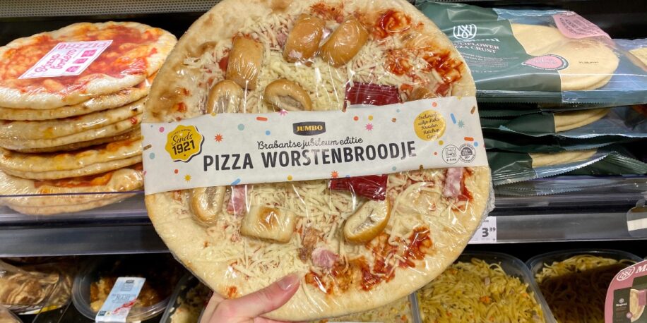 Illustratie bij: Nieuw in de supermarkt: een pizza met worstenbroodjes erop