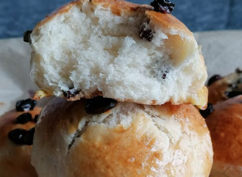 Vanaf welke leeftijd mag je je baby een krentenbol te eten geven?