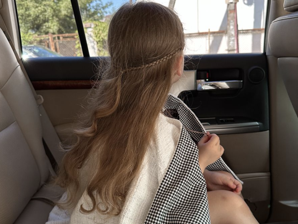 Illustratie bij: ‘Mijn dochter zit zichzelf vaak tegen dingen aan te wrijven, hoe laat ik haar hiermee stoppen?’