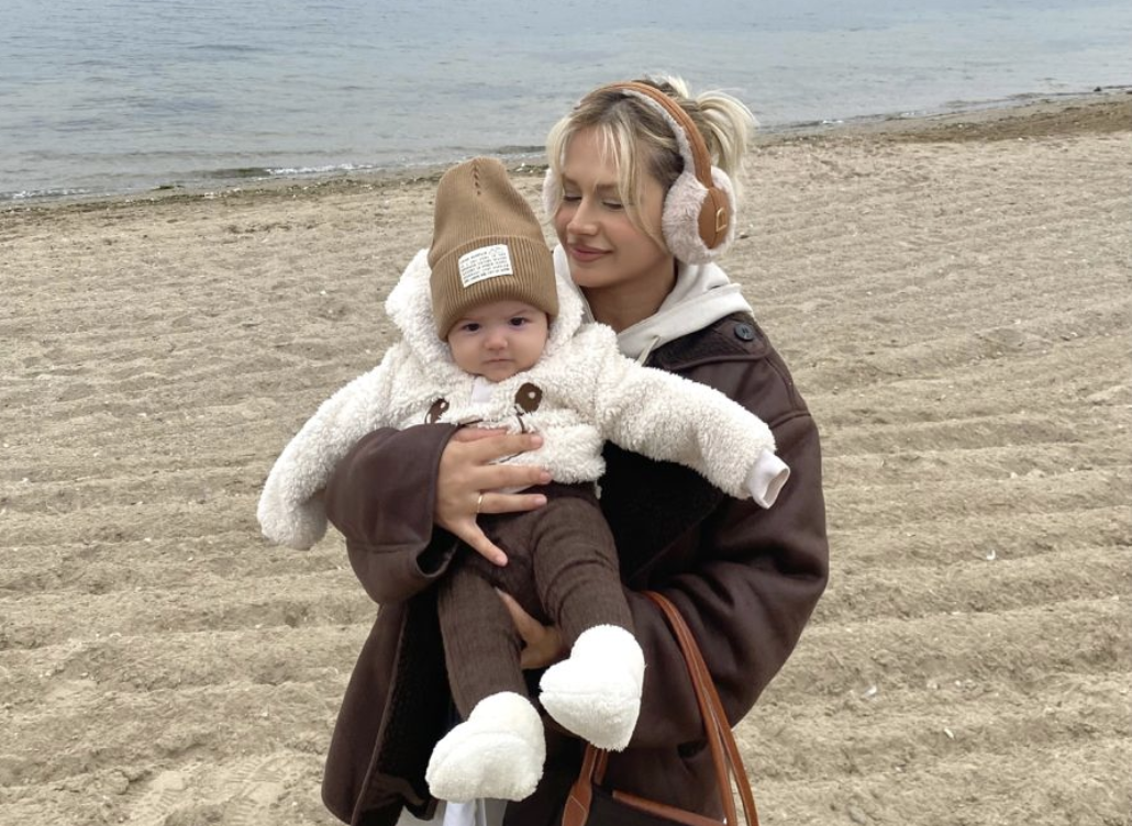 Illustratie bij: ‘Ik vind het onuitstaanbaar dat mijn ouders elke week op de kinderen van mijn zus passen, en niet op mijn baby’