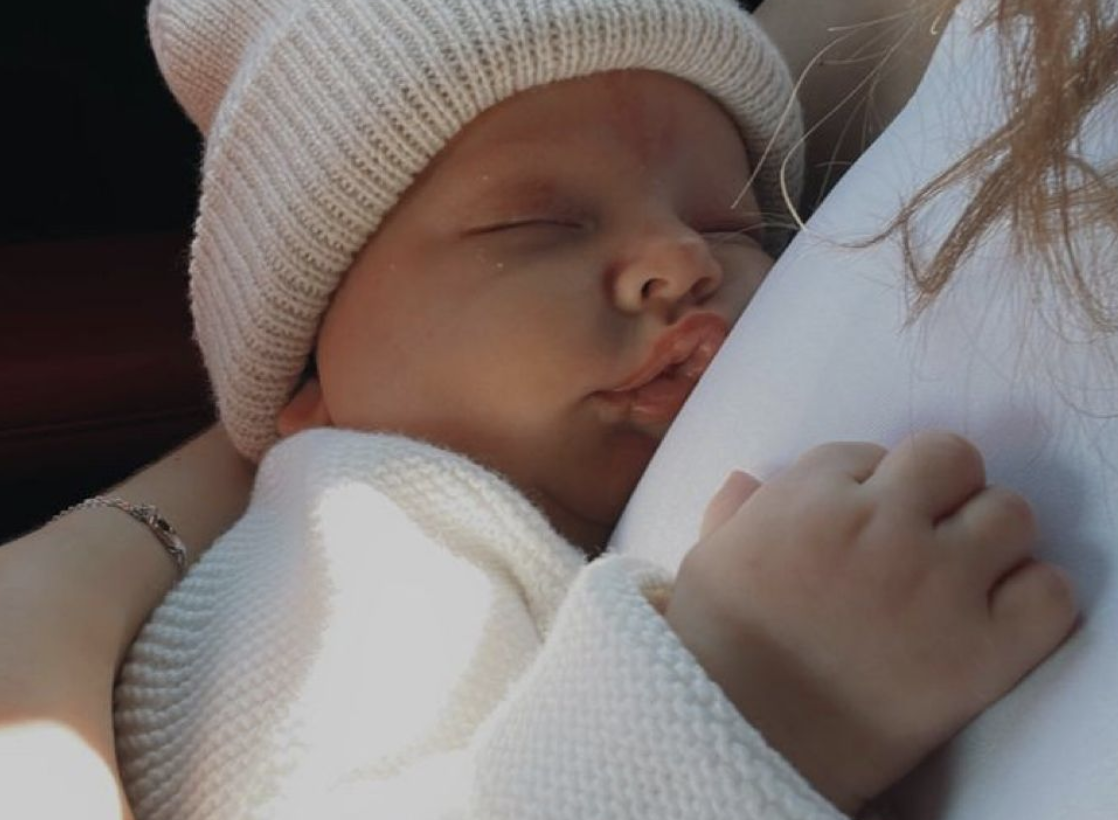 Illustratie bij: Je kunt op déze manier aan de wenkbrauwen van je baby zien of ze moe is