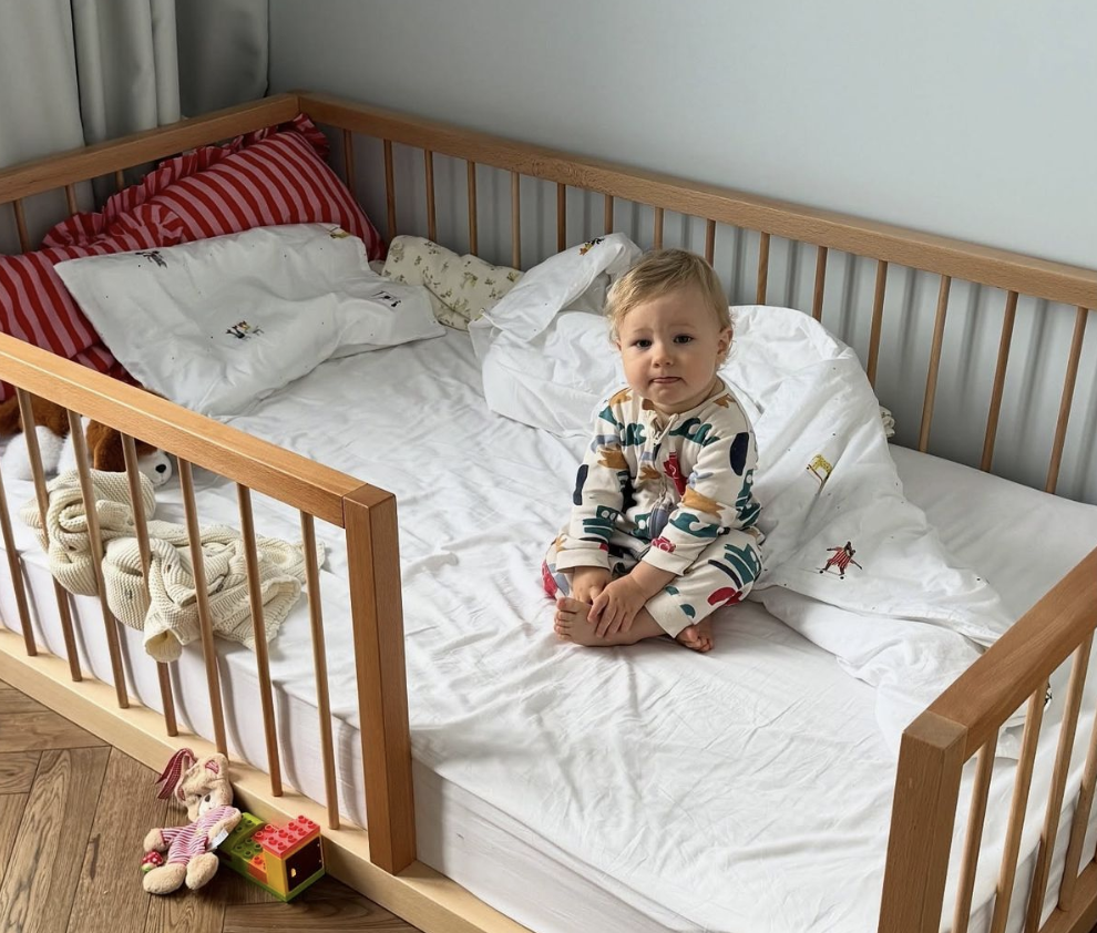 専門家によると、2歳の幼児は本物の羽毛布団で安全に寝ることができるのでしょうか？