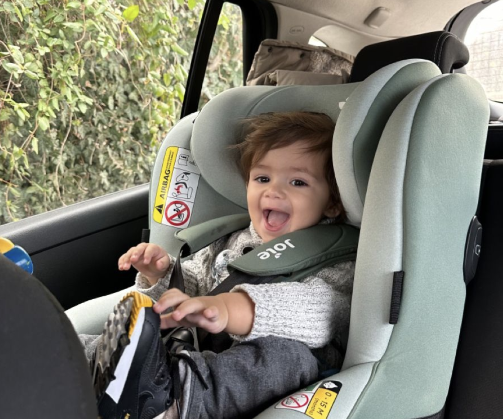 Illustratie bij: ‘Als ik ga betalen bij het tankstation dan kan ik mijn kind toch wel even alleen in de auto laten?’