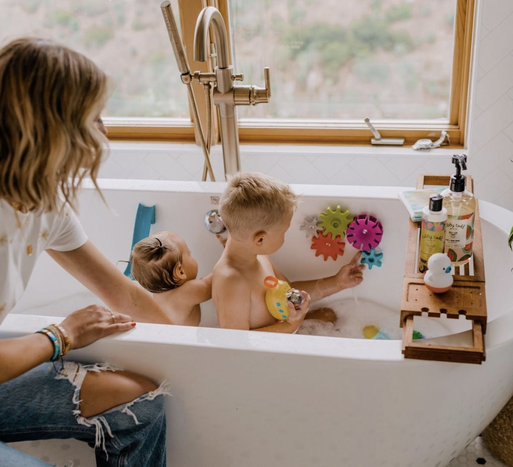 Illustratie bij: ‘Kan mijn zoon van 7 even op zijn broertje van 2 jaar letten als ze samen in bad gaan?’