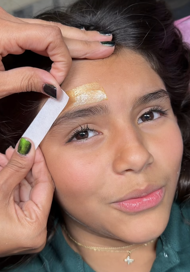 Illustratie bij: ‘Is het raar dat ik de wenkbrauwen van mijn dochter van 8 jaar laat harsen door een professional?’