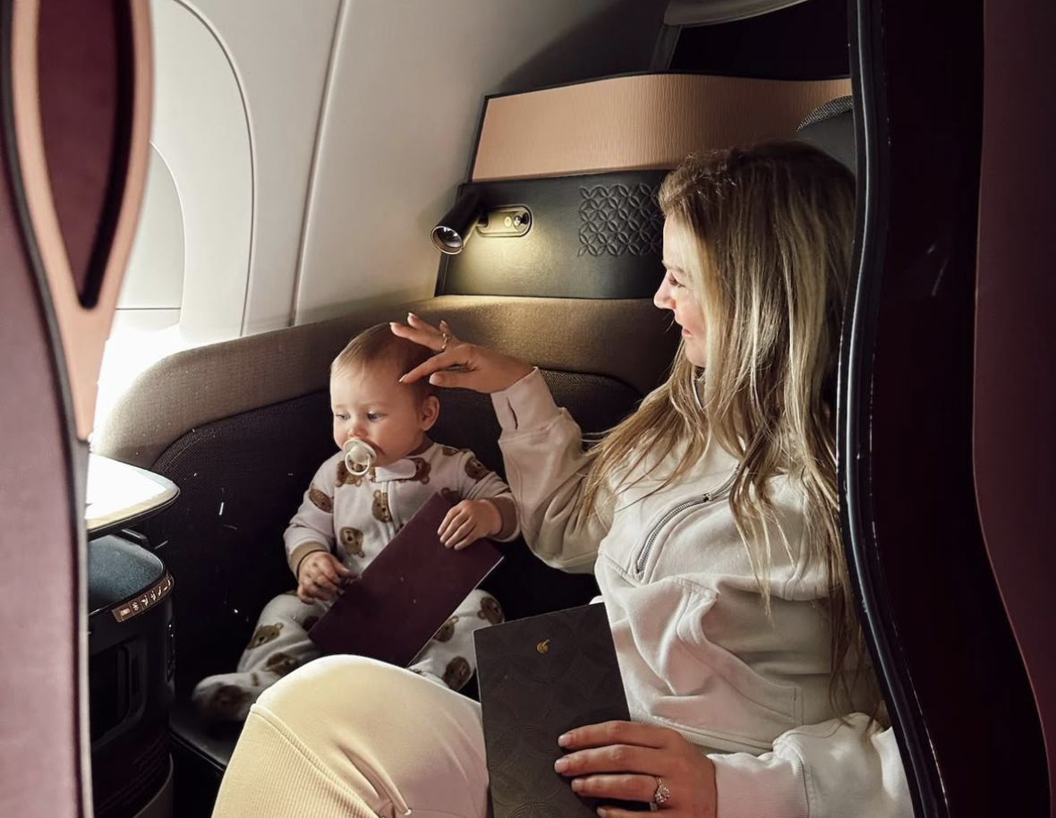 Illustratie bij: ‘Ik ben ‘vakantie-nanny’ en in het vliegtuig zit een 6 weken oude baby bij mij, omdat de ouders rust willen’